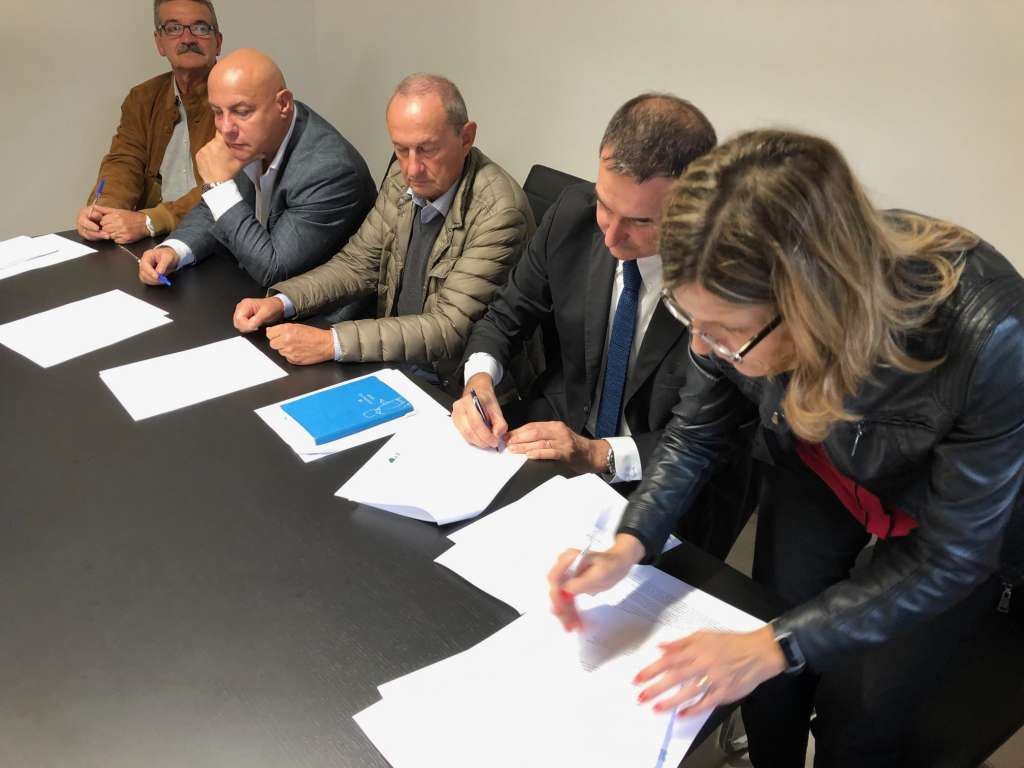 La firma dell'accordo da parte di Paola Galgani, segretario generale Cgil Firenze; Emilio Sbarzagli, responsabile Cisl Mugello; Roberto Pistonina, segretario generale Cisl Firenze, Fabio Boni, presidente Sezione Territoriale Mugello Valdisieve di Confindustria Firenze; Franco Frandi, presidente Confesercenti Mugello.