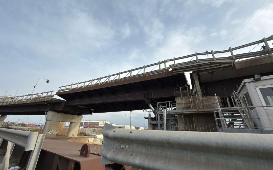 INFRASTRUTTURE: Porto di Livorno – Cede il ponte sollevabile di accesso alla Darsena Toscana
