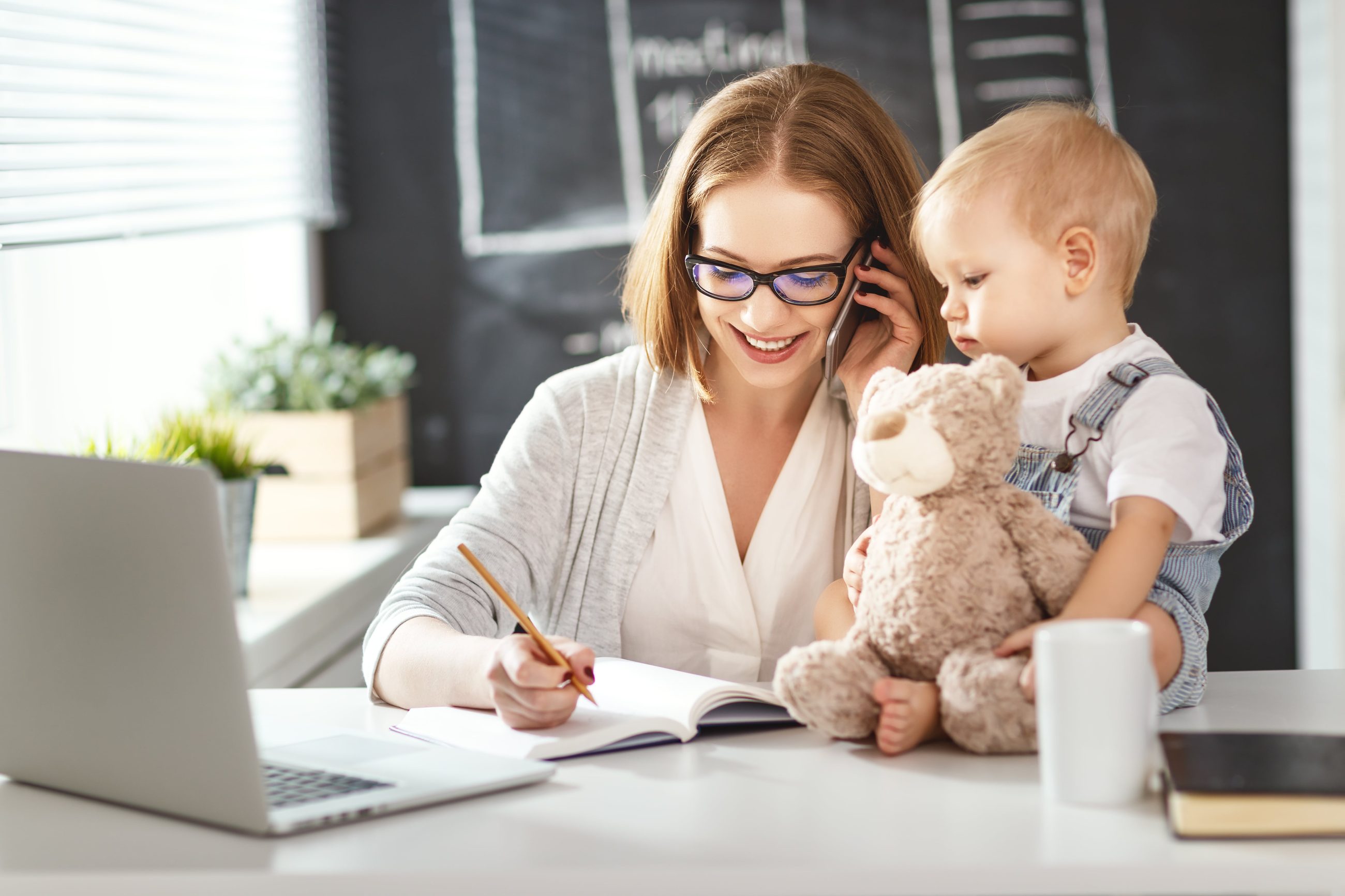 lavoratrice madre al telefono